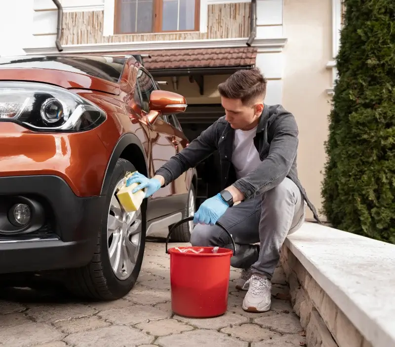 Lavage auto à domicile Farges-Allichamps : professionnel intervenant sur un véhicule